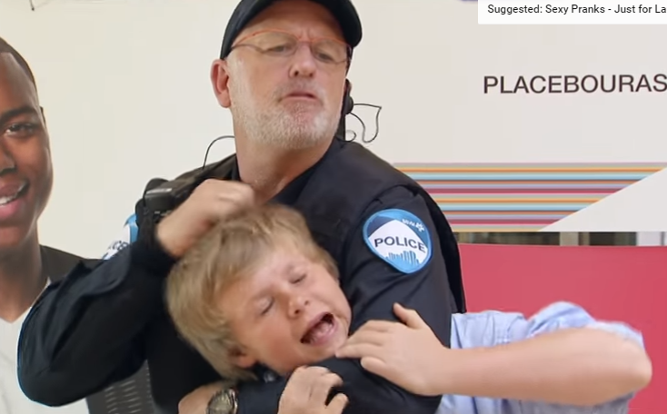 Bi canh sat xoa dau, toc thieu nien boc khoi hinh anh