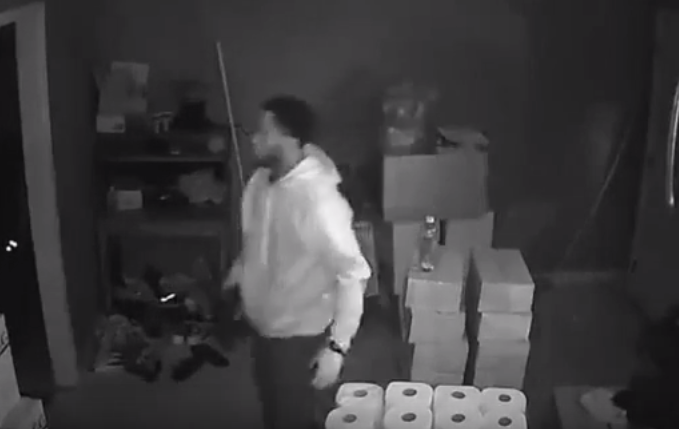 Nu chu nha duoi trom bang sung luc rang sang hinh anh