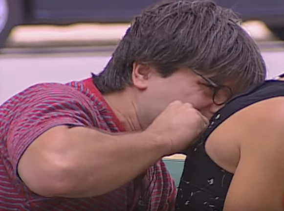 Chang trai dung rang keo khoa ao cho co gai hinh anh