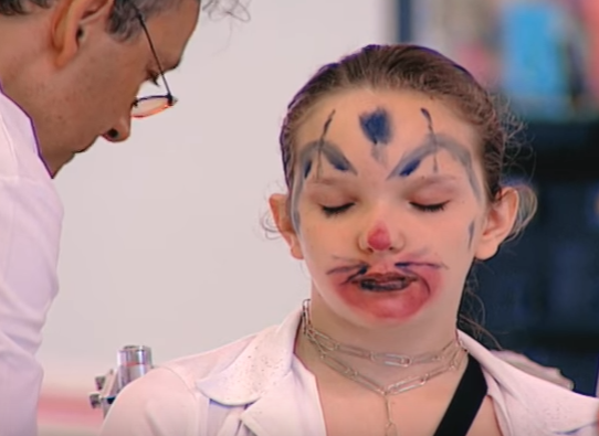 Trang diem theo phong cach ac quy hinh anh