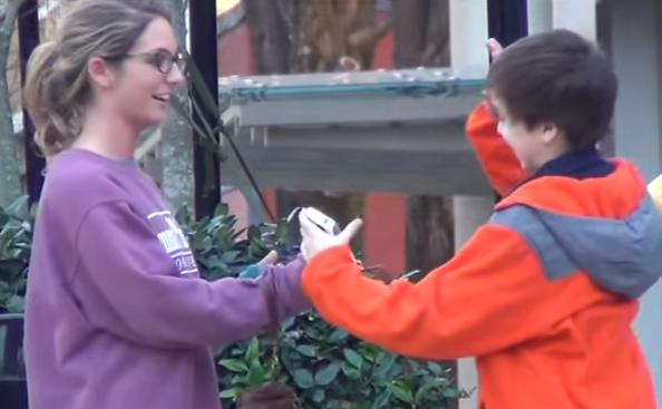 Nam sinh tieu hoc tan phu nu tren pho hinh anh