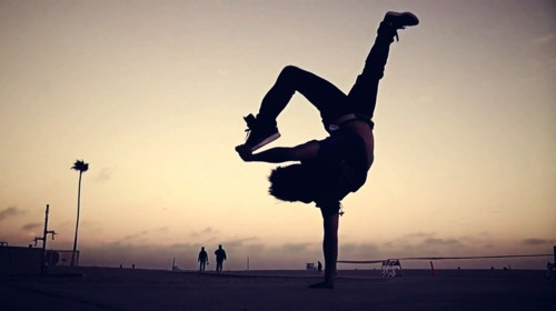 Vu dieu tren noc xe cua nhan vien ban xang hinh anh