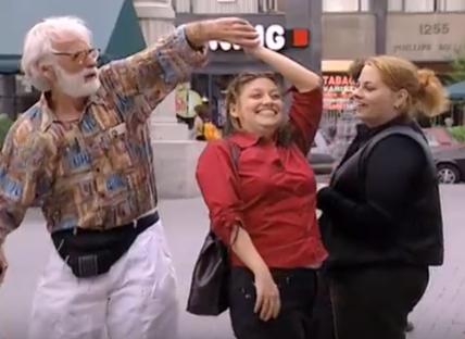 Xoan co the vi ong gia xem nho dong ho hinh anh