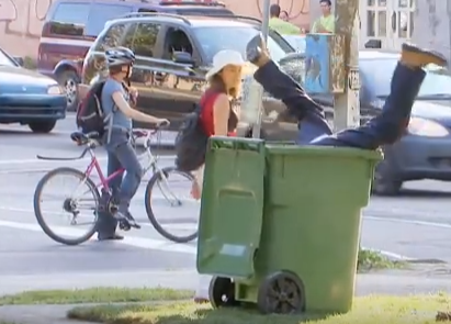 Thung rac 'nuot chung' nguoi hinh anh