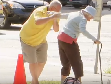 Ban tay tho len tu ho tren duong hinh anh