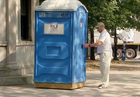 Nha ve sinh biet di hinh anh