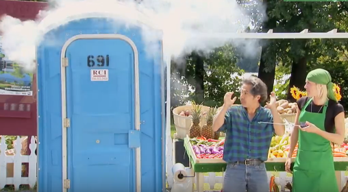 Bom khoai tay no tung trong toilet hinh anh