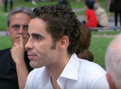 Boi roi vi ong gia nhin cham cham hinh anh