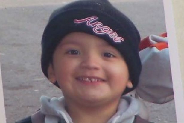 Chong to cao vo sau khi thay xac tre con trong tu hinh anh