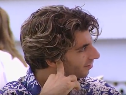 Ba lao gay ngac nhien vi goi dien thoai vo duyen hinh anh