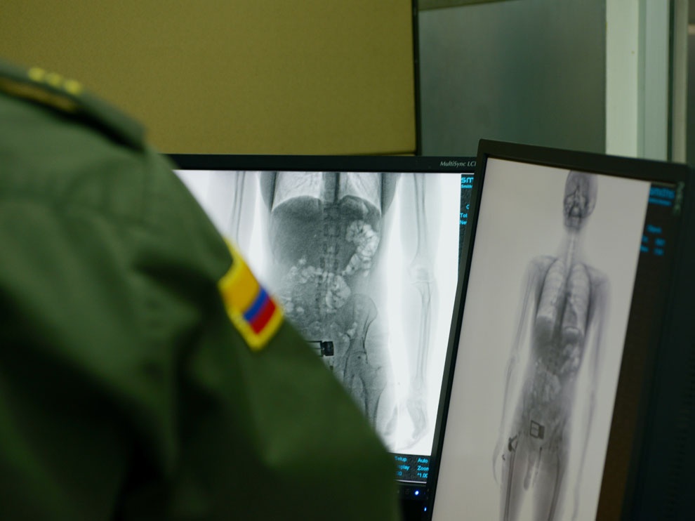 Chong ma tuy o san bay Colombia anh 9