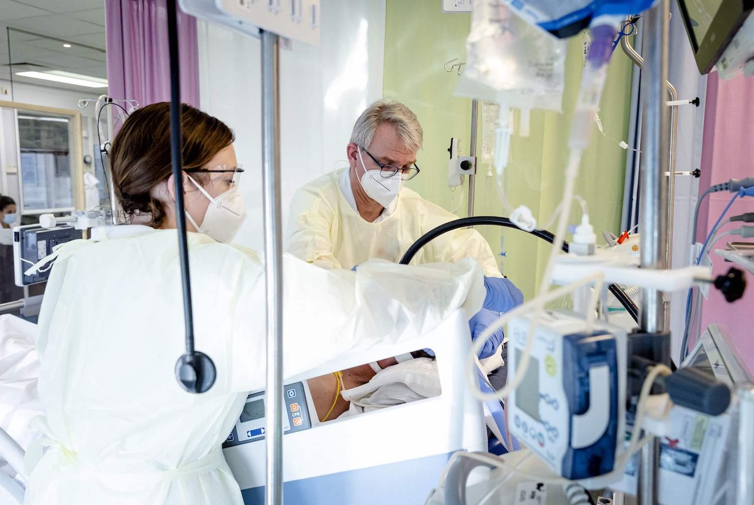 Ben trong quoc gia Tay Au dau tien tai phong toa vi Covid-19 hinh anh