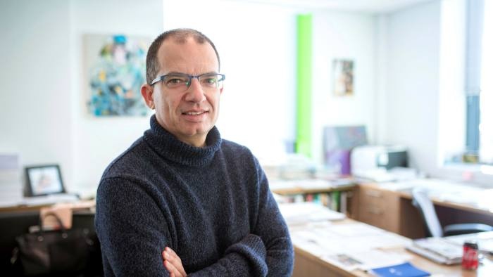 Giam doc Moderna: Vaccine it hieu qua truoc Omicron nhu voi Delta hinh anh