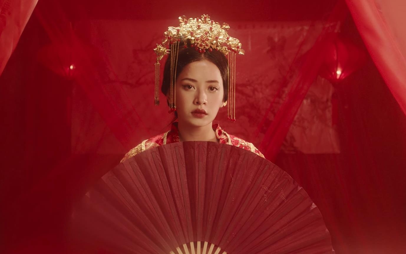 Chi Pu lan dau cong pha top 2 #zingchart, canh tranh voi Min hinh anh