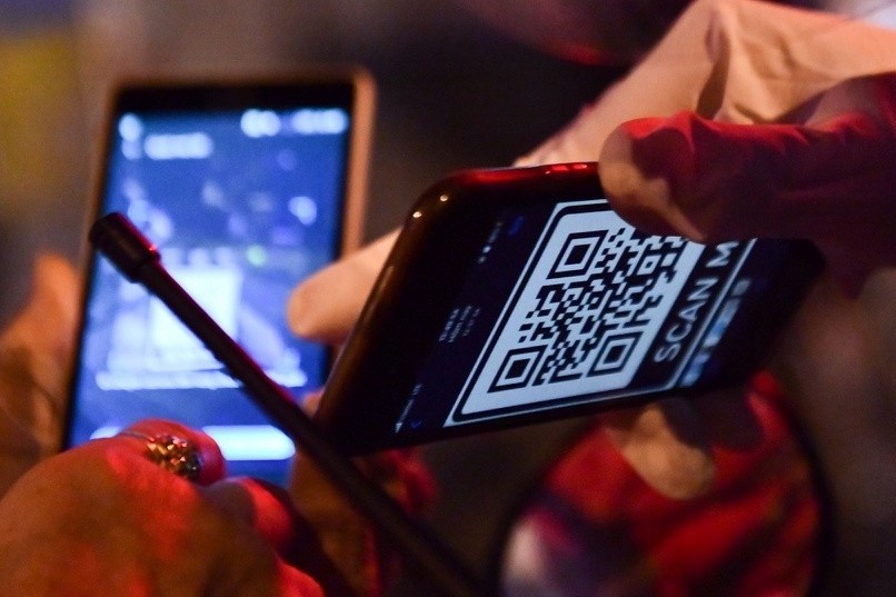 Gian cach TP.HCM: Xe tai duoc cap ma QR khi qua chot kiem soat hinh anh