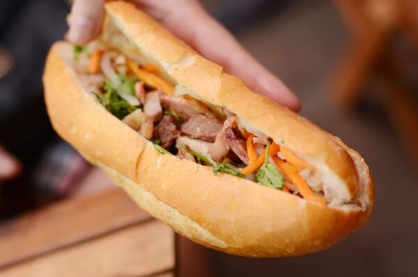 Banh mi thit nuong gia re hut khach o TP.HCM hinh anh