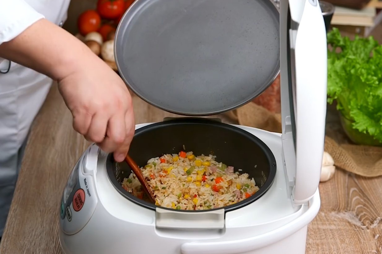 Meo su dung noi com dien nau duoc ca bua an ngon hinh anh