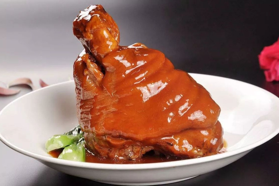 Dau bep chuyen nghiep che bien chan gio heo hon mot ngay hinh anh