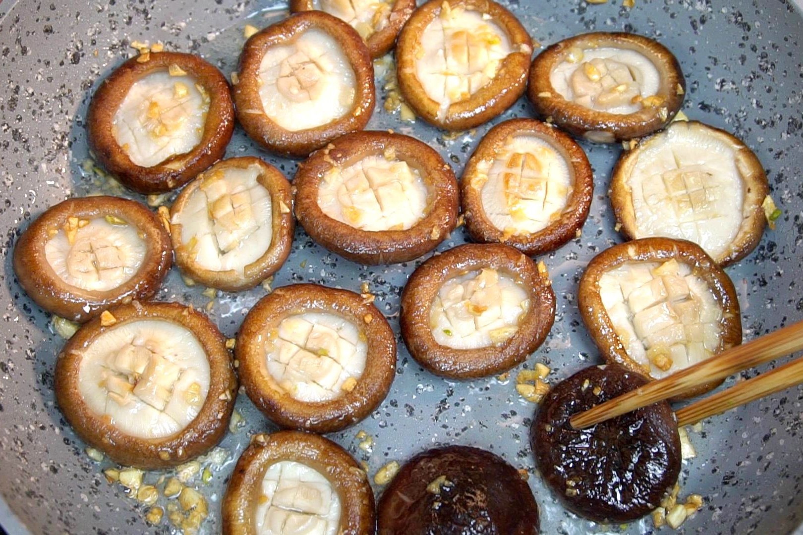 Cach lam nam huong rim toi cho ca nha ngon com hinh anh