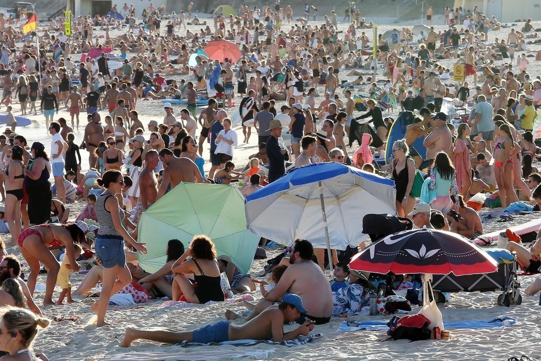 Canh sat giai tan dam dong tu tap tren bai bien o Australia hinh anh