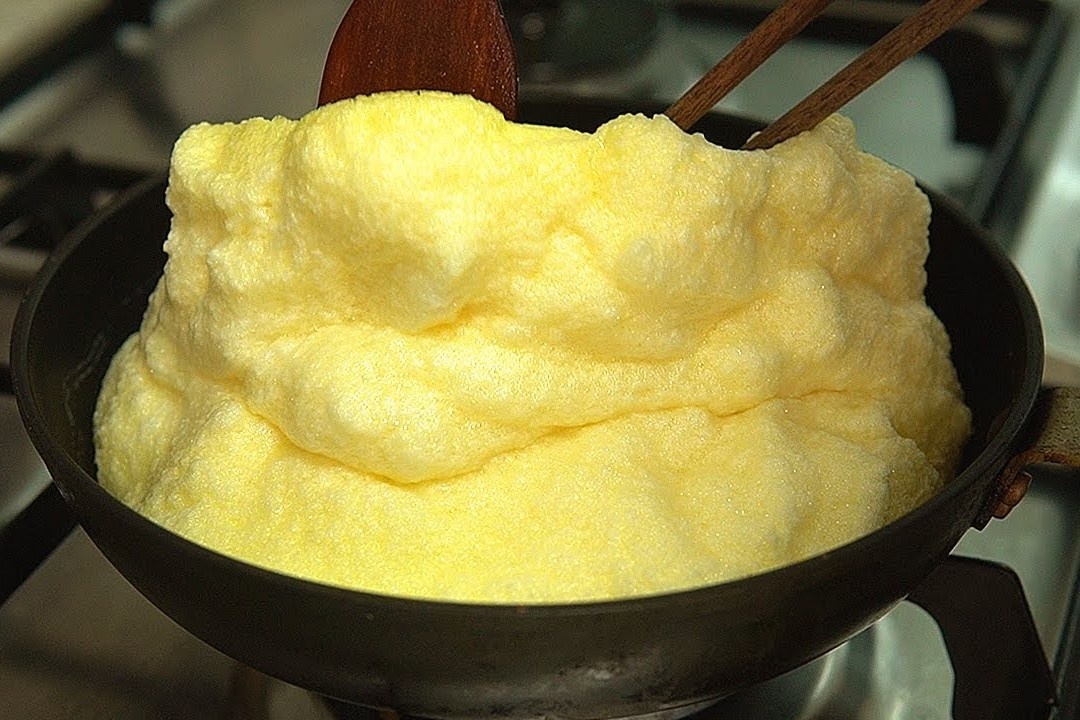 Cach lam mon trung ran phong chi voi 2 qua hinh anh