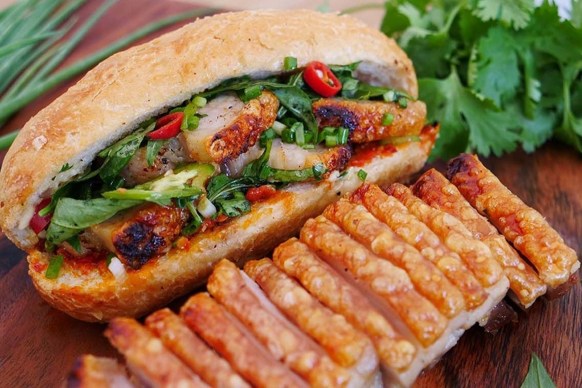 Cach lam banh mi thit heo quay bi gion rum hinh anh