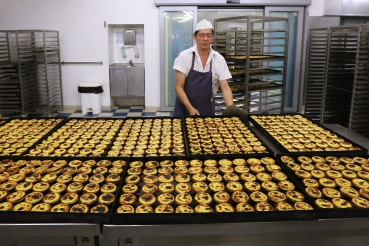 Tiem banh 183 nam tuoi, ban 30.000 banh tart trung moi ngay hinh anh