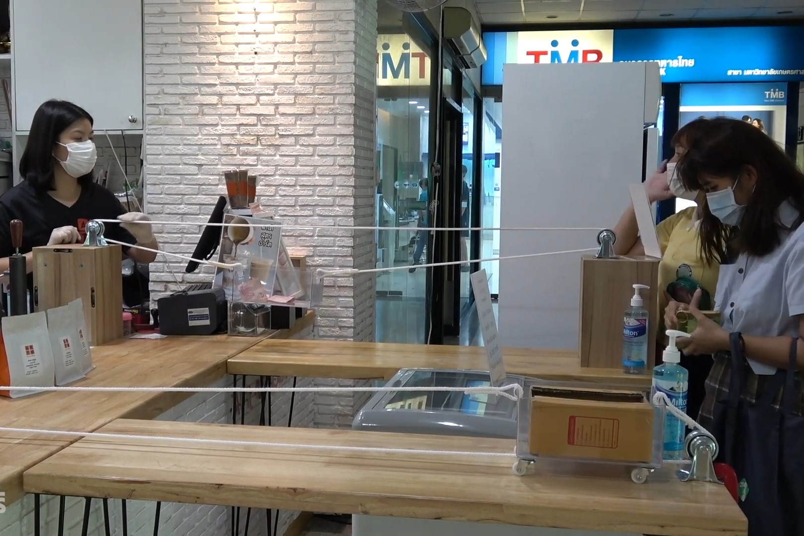 Quan ca phe su dung rong roc de tranh tiep xuc voi khach hinh anh