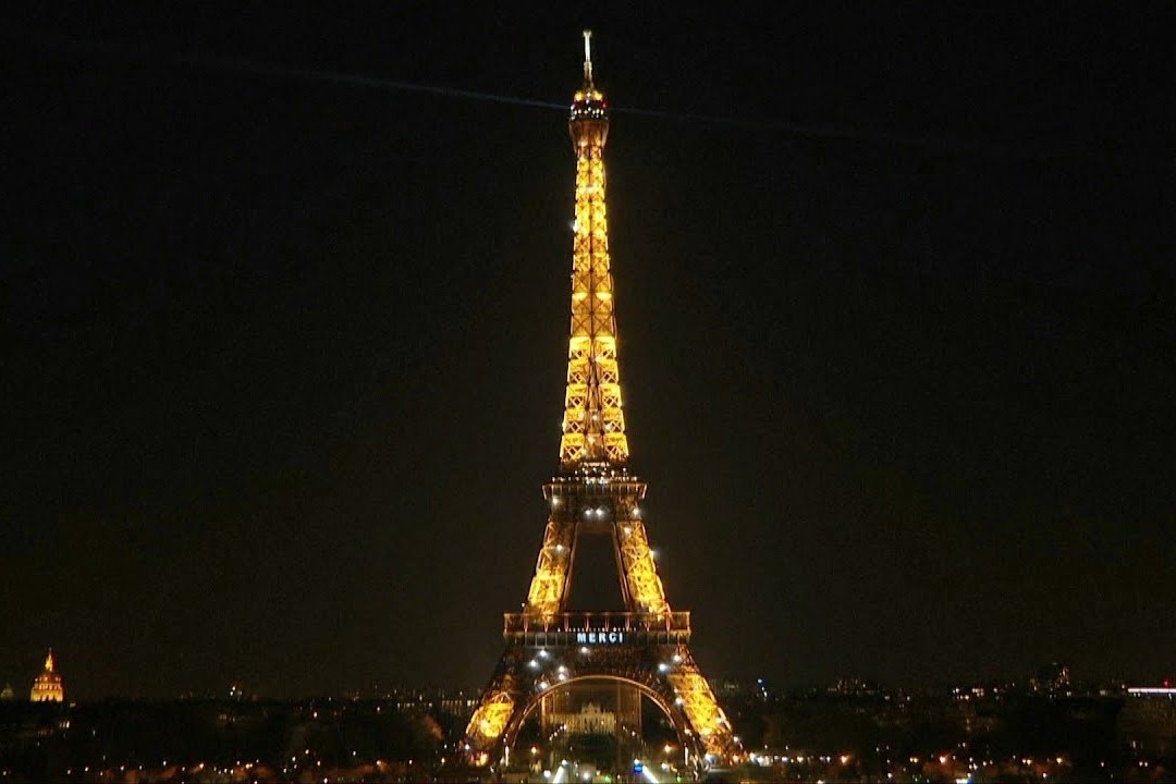 Thap Eiffel toa sang giua man dem nuoc Phap, nhac nguoi dan o nha hinh anh