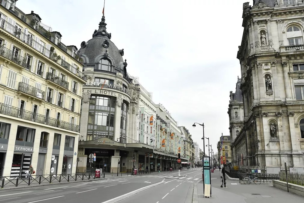 Paris khong bong nguoi sau 14 ngay phong toa hinh anh