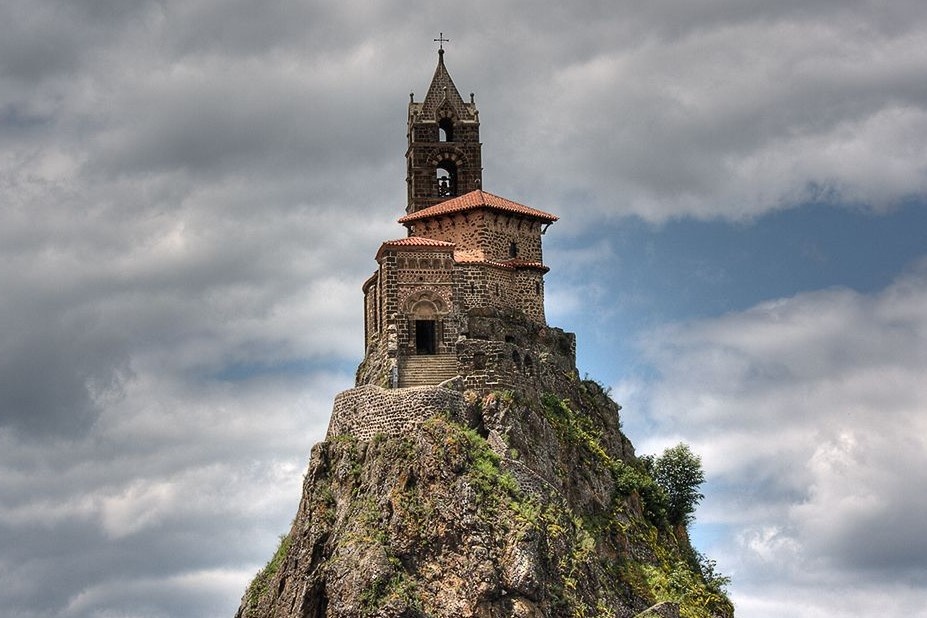 Nha nguyen tren dinh nui lua o Phap hinh anh