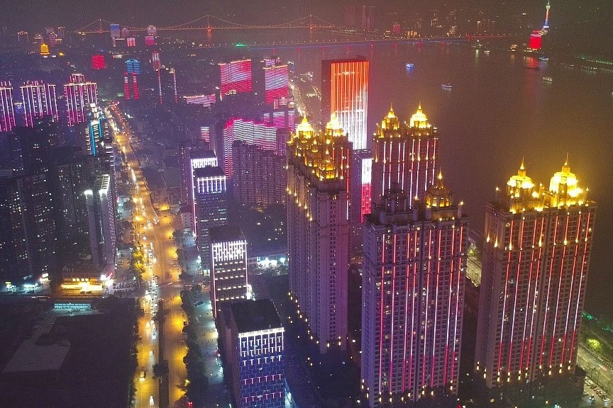 Do bo phong toa, Vu Han bung sang sau 76 ngay den toi hinh anh