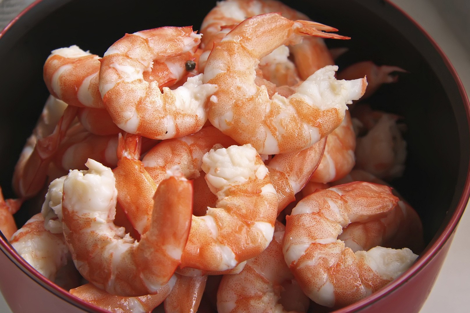 Cach boc vo tom trong 5 giay bang thia va nia hinh anh