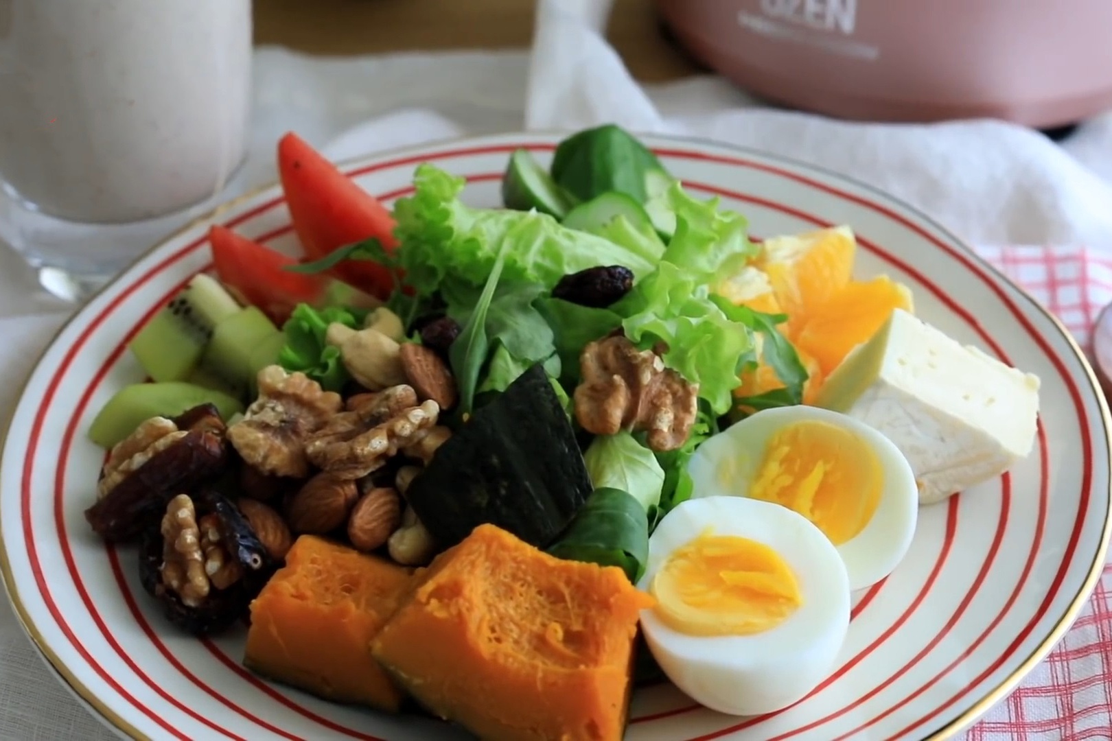 Cach lam salad hoa qua, rau xa lach va trung luoc hinh anh