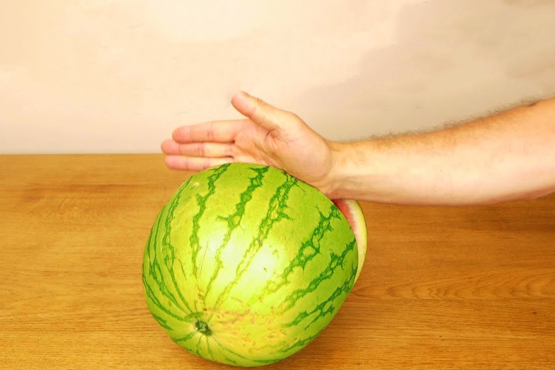 Cach bo doi qua dua hau bang tay khong hinh anh