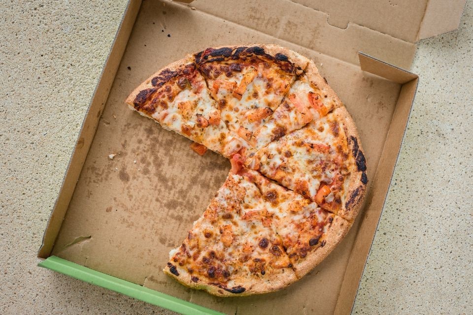 Vi sao hop dung pizza co hinh vuong? hinh anh