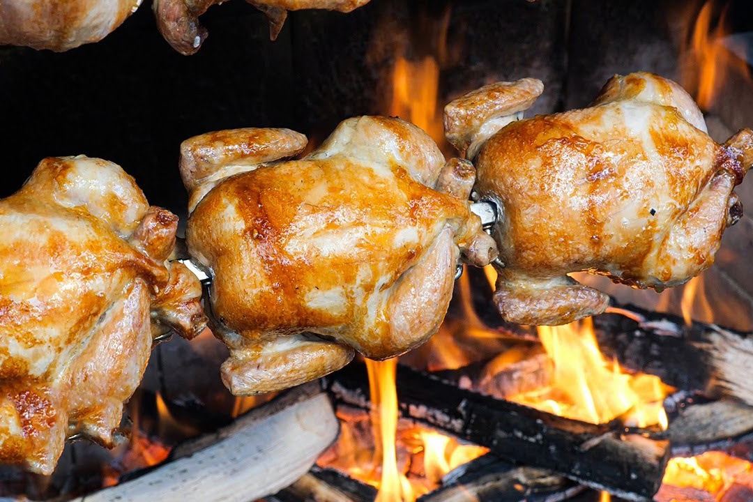 Ga nuong 90 phut bang than go soi o Han Quoc hinh anh