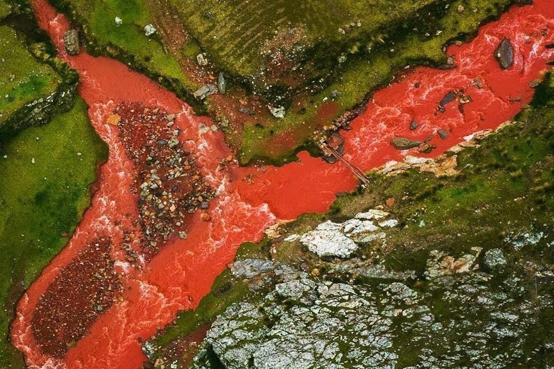 Dong song mau do dai 5 km o Peru hinh anh