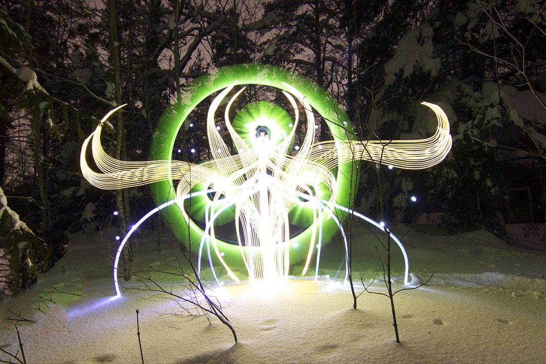 Nguoi dan ong ve anh sang trong ban dem vung cuc o Phan Lan hinh anh