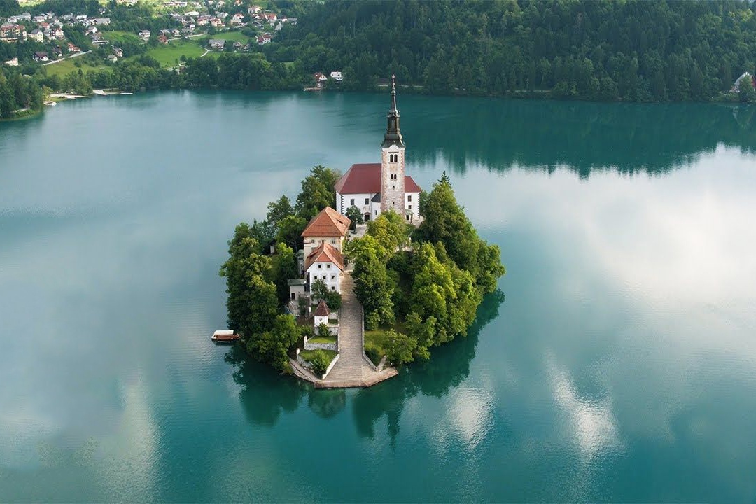 Nha tho nam giua ho nuoc xanh nhu ngoc o Slovenia hinh anh