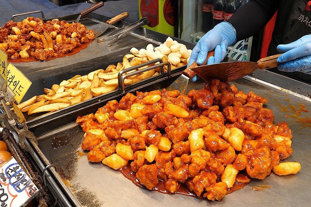 Ga ran sot chua ngot tren duong pho Han Quoc hinh anh