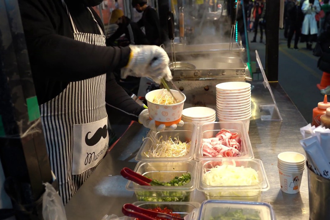 Nguoi Han ban pho bo huong vi Viet tren duong pho hinh anh