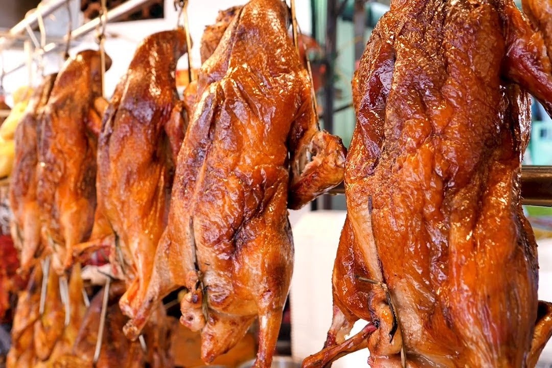 Tiem vit quay thom nuc mui giua long TP.HCM hinh anh