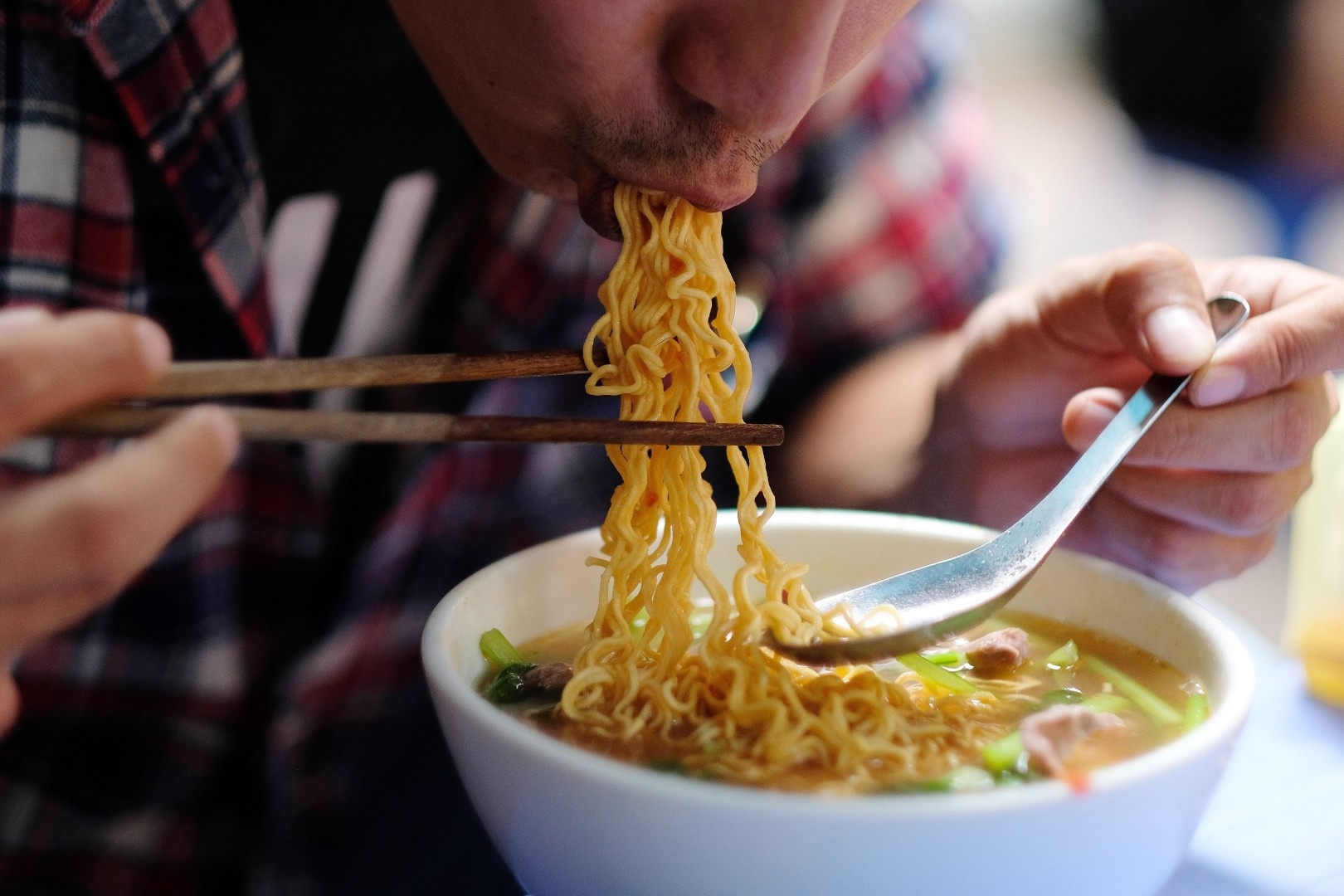 Vi sao mi an lien tro thanh mon an toan cau hinh anh