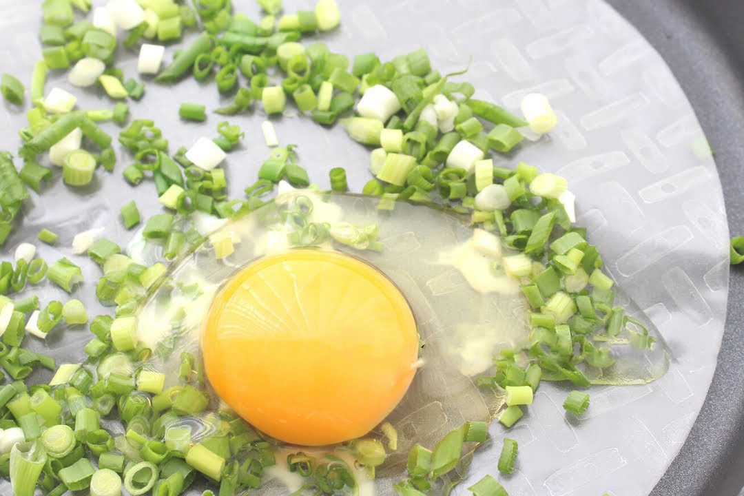 Cach lam banh trang nuong nhanh bang chao hinh anh