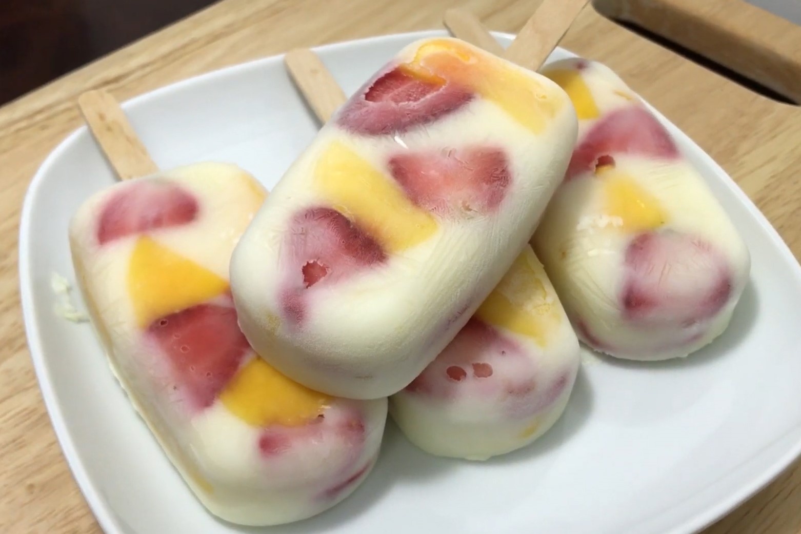 Tuyet chieu lam kem sua chua hoa qua mat lanh ngay he hinh anh