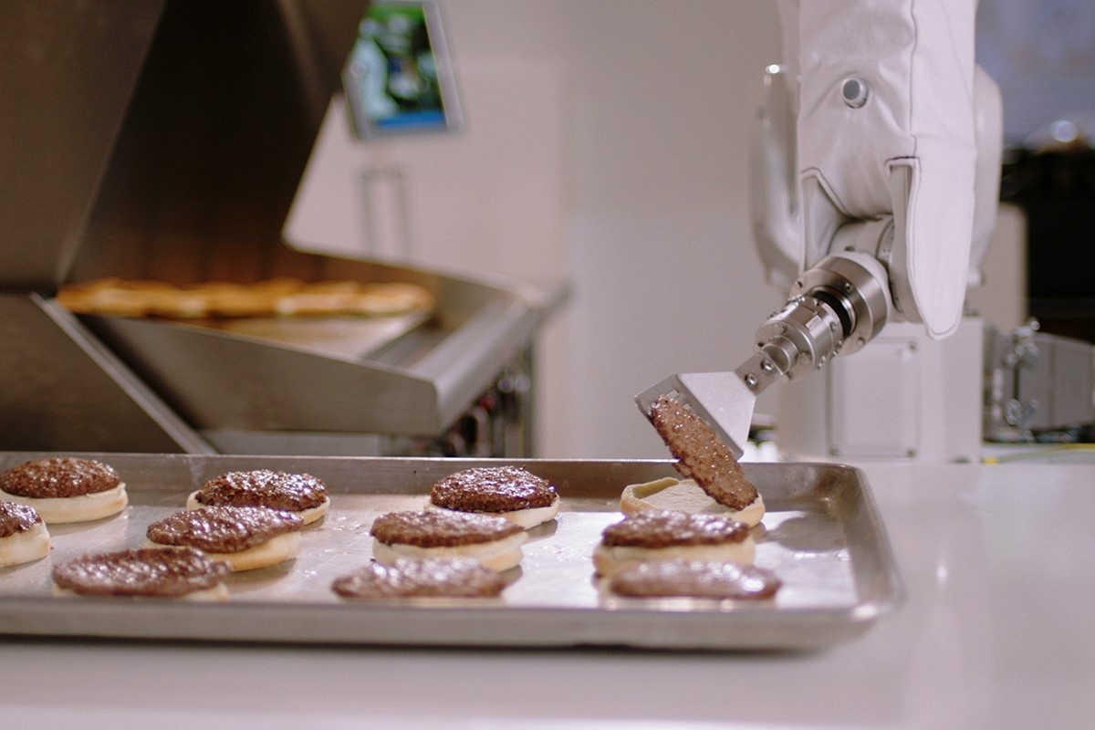 Robot 60.000 USD nuong hon 150 banh burger moi gio hinh anh