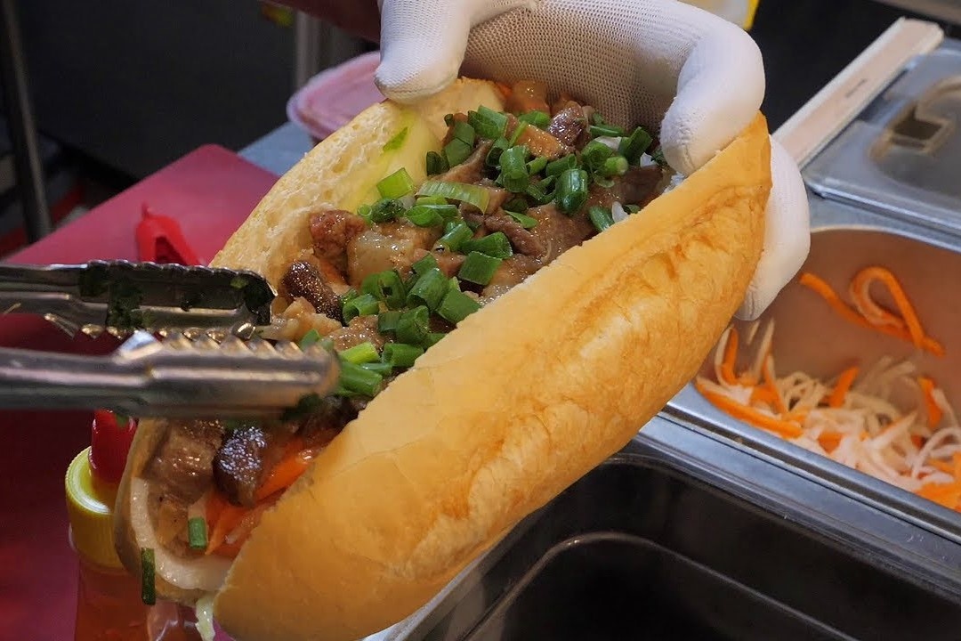 Nguoi Viet ban banh mi o Han Quoc hinh anh