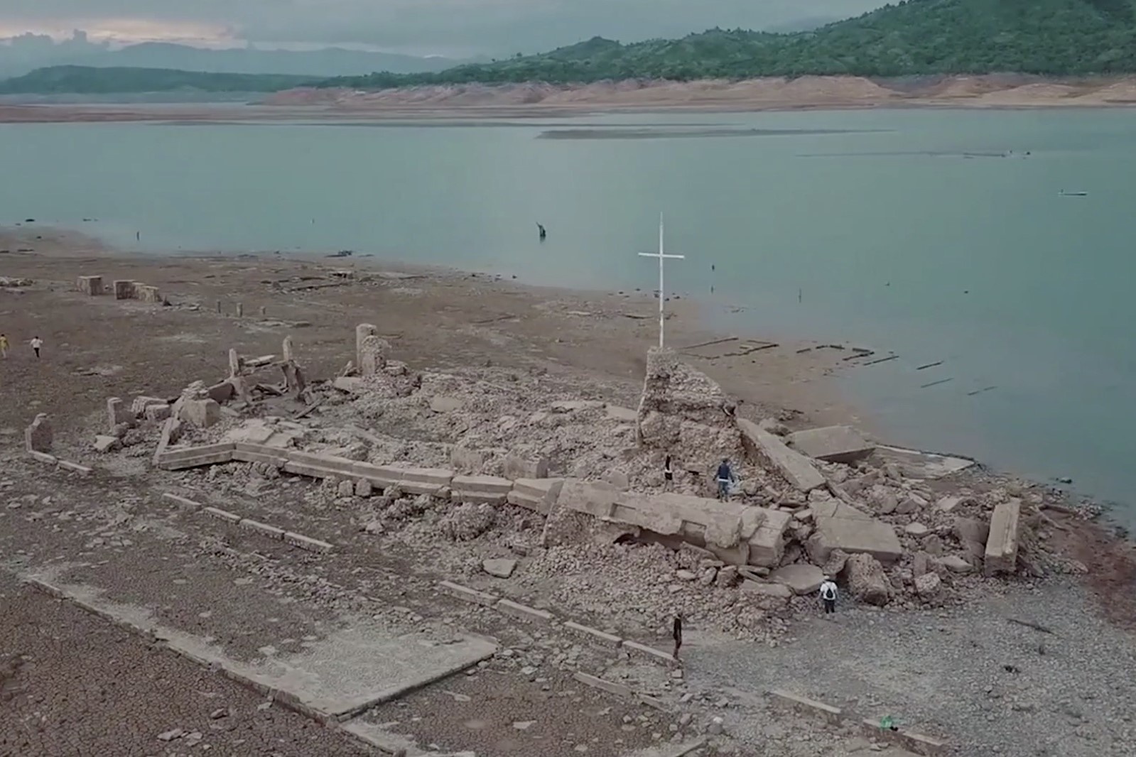 Thi tran co noi len sau 50 nam chim duoi nuoc hinh anh