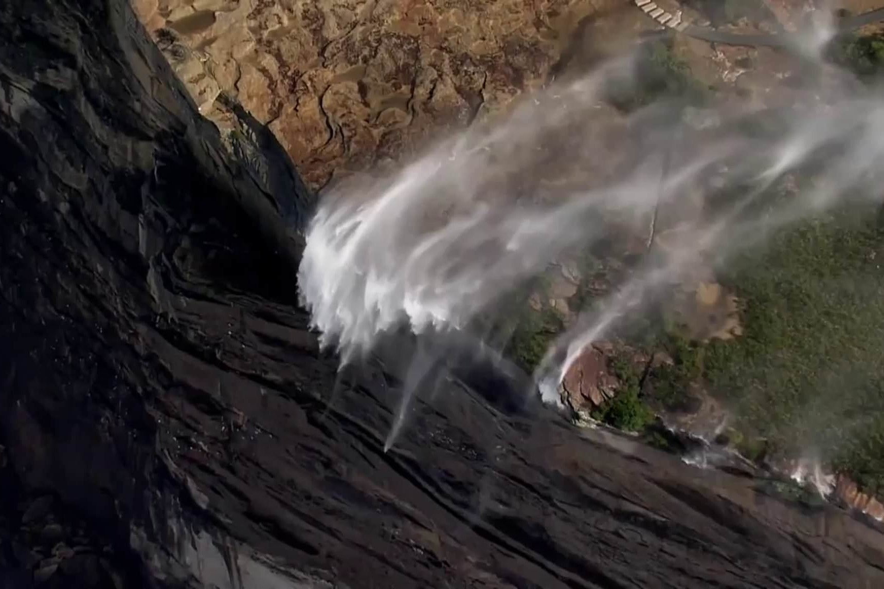 Thac nuoc chay nguoc hiem thay o Australia hinh anh